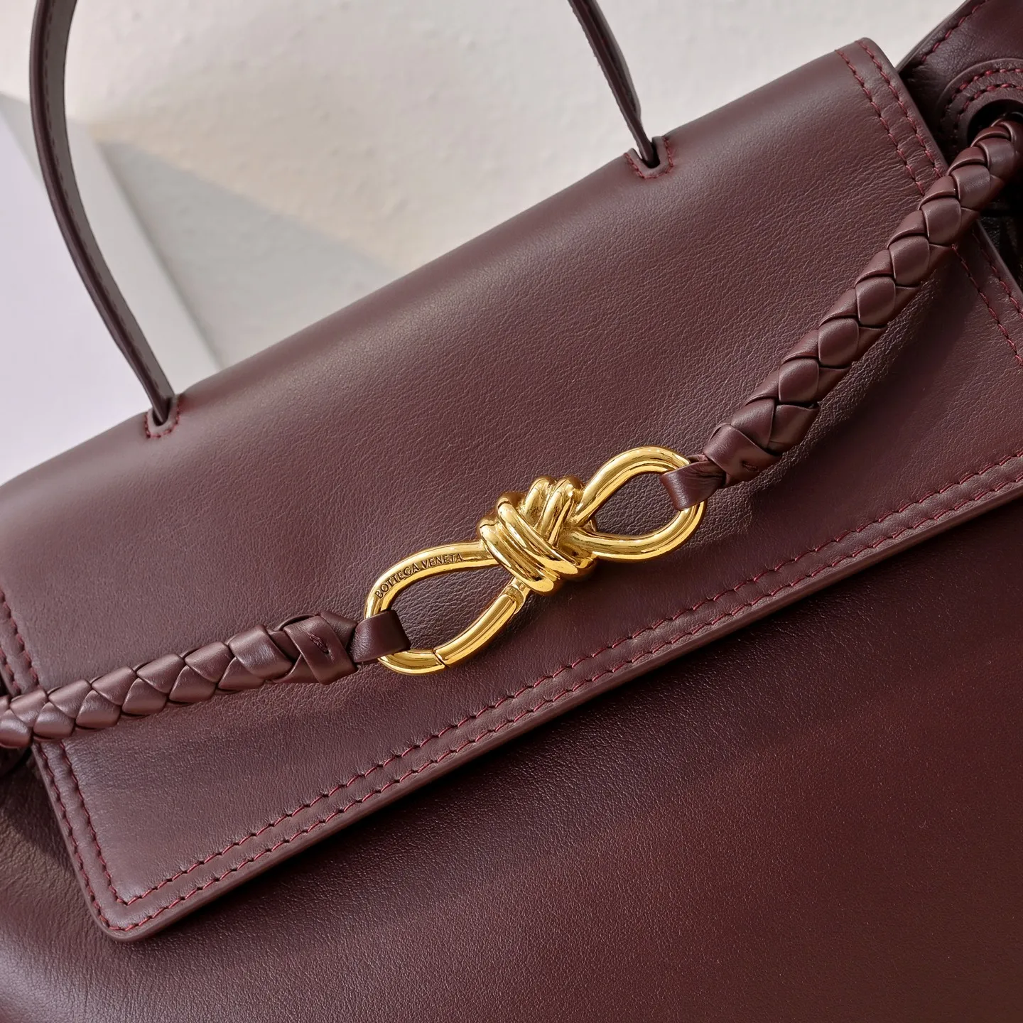 Batch 2360 #Bv New Ciao Ciao handbag Ciao Ciao means "hello" and "goodbye" in Italian, showing a relaxed and casual lifestyle ⭐️Made of Dutch Silky Calf calf leather ~ silky to the touch. The leather is thick, and the suede lining is soft and comfortable. The relaxed feeling of stacked smooth leather, the representative woven element shoulder strap, and the perfect embellishment of golden buckles 💥The bag has a unique shape, casual and exquisite, and super practical ☄️Carry Ciao Ciao to accompany you in various occasions, and be the most stylish you 🎀 Model: 7231 Size: 34x26x15